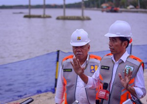 Presiden Jokowi menjawab wartawan usai meninjau lokasi Rehabilitasi, Peningkatan, dan Penataan Kawasan Wisata Waduk Muara, di Nusa Dua, Kota Denpasar. Jumat (14/6) sore. (Foto: AGUNG/Humas)