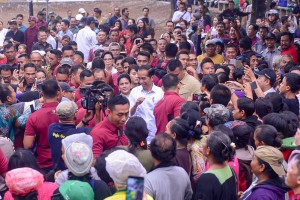 Warga berdesak-desakan mendekat ke Presiden Jokowi dan Ibu Negara Iriana, saat berkunjung ke Pasar Sukawati, di Kab. Gianyar, Bali, Jumat (14/6) pagi. (Foto: AGUNG/Humas)