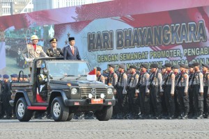 President Jokowi conducts inspection of the troops during a ceremony to commemorate the 73rd anniversary of Bhayangkara (the National Police), at the National Monument (Monas) square, Jakarta, Wednesday (10/7). (Photo by: Jay/PR) 