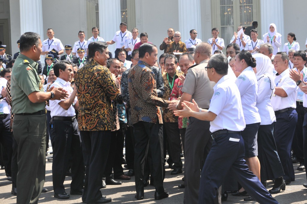 President Jokowi shakes hands with National Coordination Meeting (Rakornas) participants after taking a picture at the Merdeka Palace, Jakarta, Tuesday (22/7). (Photo by: Jay/PR)