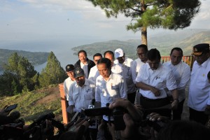 Presiden Jokowi menjawab wartawan usai meninjau Sipinsur Geosite, Desa Parulohan, Kecamatan Paranginan, Kabupaten Humbang Hasundutan, Senin (29/7) sore. (Foto: JAY/Humas)