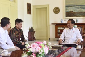 Presiden Jokowi berbincang dengan penyanyi rap asal Jakarta, Rich Brian, di Istana Kepresidenan Bogor, Jabar, Minggu (7/7) siang. (Foto: OJI/Humas)