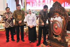 Presiden Jokowi didampingi Kepala BMKG, Menko Kemaritiman, dan Seskab membuka Rakornas BMKG, di Istana Negara, Jakarta, Selasa (22/9) siang. (Foto: JAY/Humas)