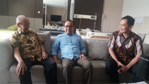 Menseneg Pratikno berbincang dengan Buya Syafii Maarif saat mengunjungi tokoh Muhammadiyah itu di RS PKU Muhammadiyah, Sleman, DIY, Sabtu (27/7) pagi. (Foto: Setpres)
