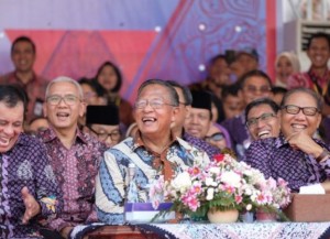 Menko Perekonomian Darmin Nasution mewakili Presiden menghadiri Peringatan Hari Koperasi, di Purwokerto, Jawa Tengah, Jumat (12/7). (Foto: Humas Ekon)