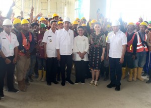 Presiden Jokowi didampingi Ibu negara Iriana dan Gubernur NTT berfoto bersama pekerja proyek Pengembangan Pelabuhan Terpadu di Labuan Bajo, Rabu (10/7) siang. (Foto: Rahmat/Humas)
