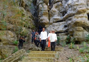Presiden Jokowi didampingi Ibu Negara Iriana mengunjungi Kawasan Wisata Goa Batu Cermin, di Labuan Bajo, NTT, Kamis (11/7) siang. (Foto: Rahmat/Humas)