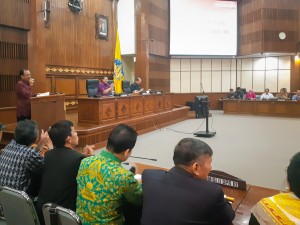 Gubernur Bali Wayan Koster menyampaikan sambutan di hadapan anggota Komisi II DPR RI, di kantor Pemprov, Denpasar, Bali, Senin (29/7) sore. (Foto: AGUNG/Humas)