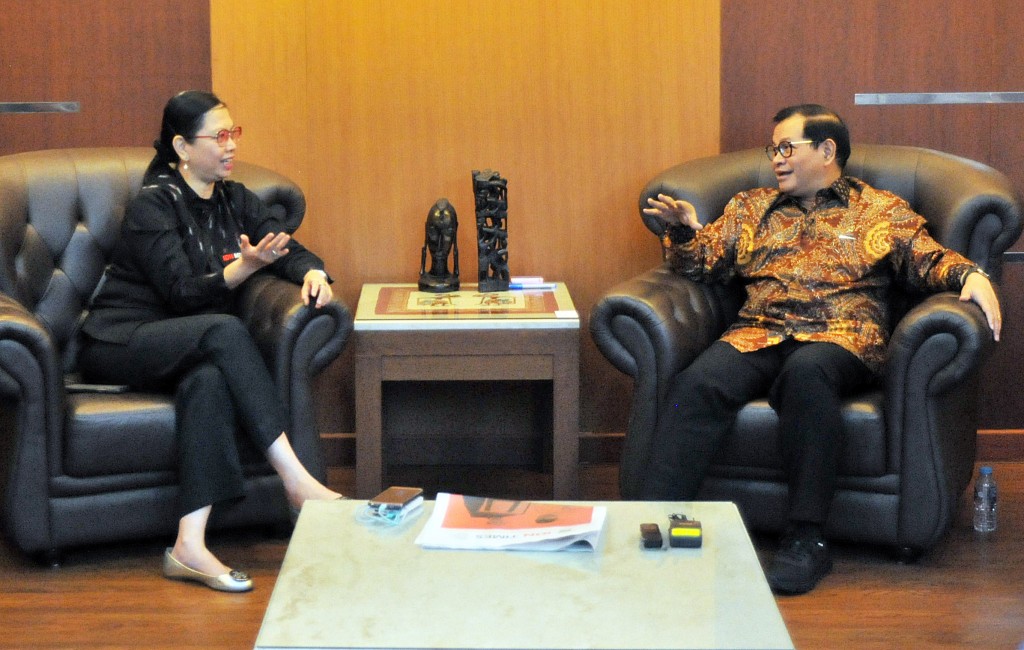 Sesi wawancara khusus Seskab Pramono Anung dengan Uni Lubis dari IDN Times, di ruang kerjanya, akhir pekan lalu. (Foto: Rahmat/Humas)