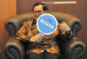 Seskab Pramono Anung menjawab salah satu games yang diajukan IDN Times, di Jakarta, akhir pekan lalu. (Foto: Rahmat Humas)