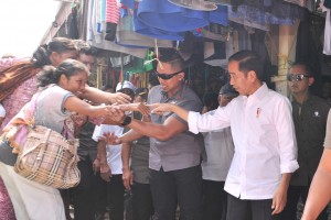 Presiden Jokowi melayani permintaan jabat tangan warga saat berkunjung ke Pasar Tradisional Onan Baru Pangururan, Kabupaten Samosir, Sumut, Rabu (31/7) siang. (Foto: JAY/Humas)