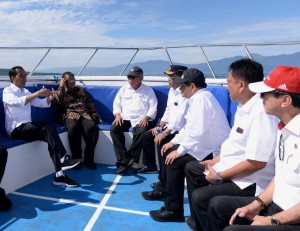Presiden Jokowi berdiskusi dengan sejumlah pejabat saat menuju Taman Nasional Bunaken, di Manado, Sulawesi Utara. Jumat (5/7) pagi. (Foto: Setpres)