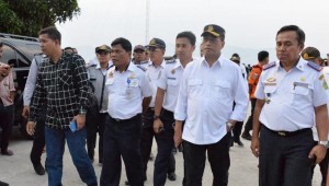 Menteri Perhubungan Budi K. Sumadi saat meninjau Pelabuhan Muara, Danau Toba, Sumatera Utara, Minggu (28/7). (Foto: Humas Kemenhub)