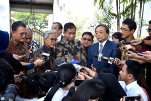Minister of Energy and Mineral Resources Ignasius Jonan answers reporters questions at Merdeka Palace, Jakarta, Tuesday (16/7). (Photo by: Presidential Secretariat). 