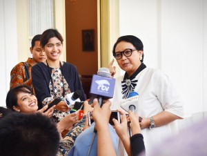 Menlu Retno Marsudi menyampaikan keterangan kepada wartawan terkait kunjungan Menlu Singapura, di Istana Kepresidenan Bogor, Jabar, Rabu (17/7) siang. (Foto: FID/Humas)