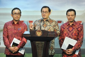 Cabinet Secretary Pramono Anung accompanied by Regional Secretary and Deputy Regent of Denpasar city delivers press statement after attending limited cabinet meeting on Development of Garbage Power Plant at Presidential Office, Jakarta, Tuesday (16/7). (Photo: JAY/PR)