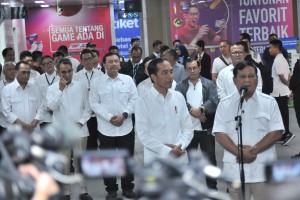 Prabowo Subianto dan Presiden Jokowi menyampaikan keterangan pers seputar pertemuan keduanya, di Stasiun MRT Senayan, Jakarta, Sabtu (13/7) pagi. (Foto: JAY/Humas)