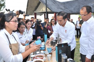 Presiden Jokowi mencicipi kopi saat berkunjung ke Sipinsur Geosite, Desa Parulohan, Kecamatan Paranginan, Kabupaten Humbang Hasundutan, Senin (29/7) sore. (Foto: JAY/Humas)