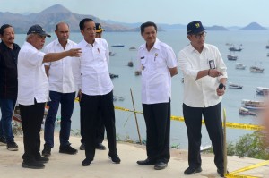 President Jokowi, accompanied by officials, visits Labuan Bajo, East Nusa Tenggara, Wednesday (10/7). (Photo by: Rahmat/PR)