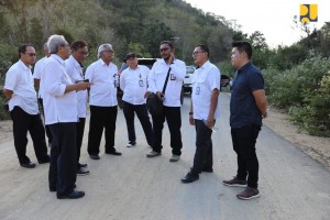 Para pejabat Kementerian PUPR mendiskusikan rencana pembangunan jalan lintas Flores Utara, NTT, beberapa waktu lalu. (BKP Kementerian PUPR/ES)