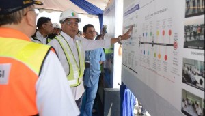 Minister of Transportation Budi K. Sumadi reviews grand design of 3rd runway of Soekarno Hatta International Airport in Tangerang, Banten, Sunday (21/7). (Photo: PR of Ministry of Transportation)