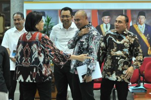 Menkeu Sri Mulyani Indrawati berbincang dengan Gubernur NTT, NTB, dan Sumut usai menyampaikan keterangan pers, di Kantor Presiden, Jakarta, Senin (15/7) sore. (Foto: JAY/Humas)