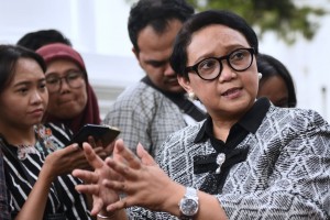 Menlu Retno Marsudi menjawab wartawan usai menghadiri rapat terbatas, di kantor Presiden, Jakarta, Jumat (19/7) sore. (Foto: OJI/Humas)