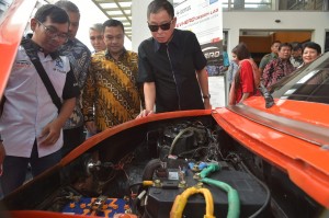 Energy Minister Ignasius Jonan inspects an electric car prototype in Jakarta. (Cabinet Secretariat’s Archive)