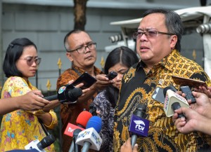 Menteri PPN/Kepala Bappenas Bambang Brodjonegoro menjawab wartawan usai mengikuti rapat terbatas, di Istana Kepresidenan Bogor, Jabar, Selasa (9/4) sore. (Foto: AGUNG/Humas)