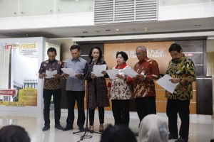 Ketua Pansel Calon Pimpinan KPK Yenti Garnasih didampingi anggota Pansel mengumumkan nama-nama yang lolos seleksi tahap I, di Kemensetneg, Jakarta, Kamis (11/7) siang. (Foto: Humas Kemensetneg)