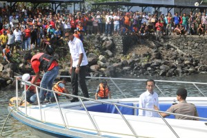 Presiden Jokowi meninggalkan Pelabuhan Pelindo untuk menunju Taman Nasional Bunaken, di Manado, Sulut, Jumat (5/7) pagi. (Foto: JAY/Humas)