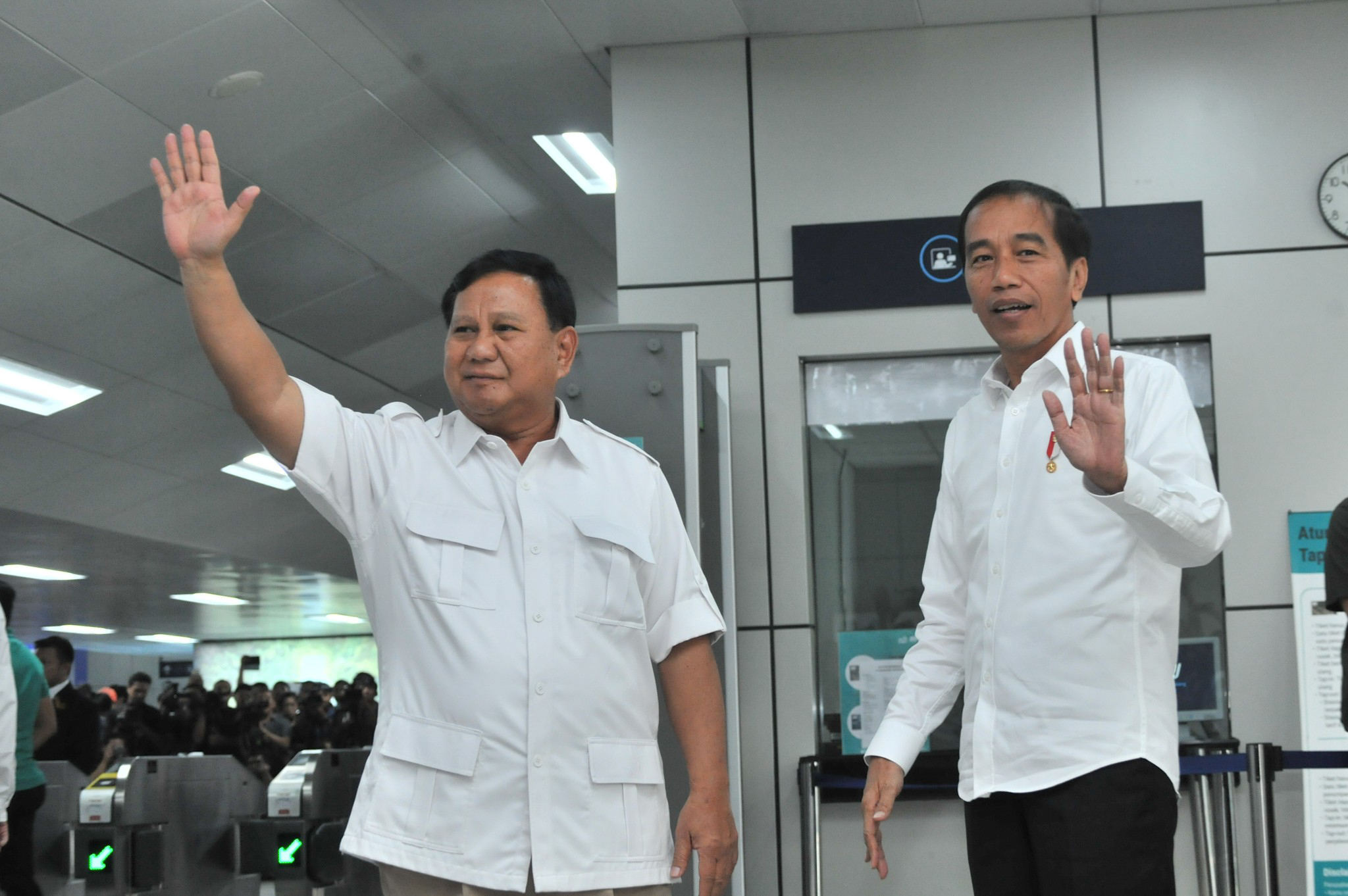 Image result for Prabowo dan jokowi bertemu di MRT