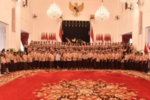 Presiden Jokowi berfoto bersama kontingen Pramuka Indonesia yang akan mengikuti Jambore Pramuka Dunia, di Istana Negara, Jakarta, Jumat (19/7) pagi. (Foto: Rahmat/Humas)
