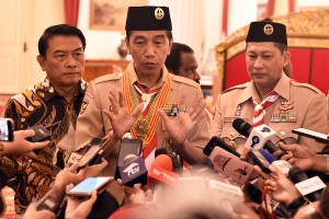 Presiden Jokowi didampingi KSP dan Ketua Kwarnas Gerakan Pramuka menjawab wartawan usai pelepasan kontingen Pramuka Indonesia ke Jambore Dunia, di Istana Negara, Jakarta, Jumat (19/7) pagi. (Foto: Rahmat/Humas)