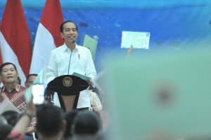 Presiden Jokowi memberikan sambutan pada acara penyerahan sertifikat hak tanah untuk rakyat, di Graha Bumi Beringin, Manado, Sulut, Kamis (5/7) sore. (Foto: JAY/Humas)