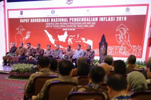 Wapres Jusuf Kalla didampingi Gubernur BI Perry Warjiyo dan sejumlah pejabat menghadiri pembukaan Rakornas Pengendalian Inflasi 2019, di Hotel Grand Sahid, Jakarta, Kamis (25/7) siang. (Foto: Depkom BI)