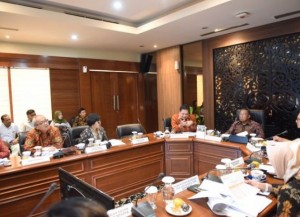 Menko Perekonomian Darmin Nasution memimpin Rapat Koordinasi Evaluasi KUR, di kantor Kemenko Perekonomian, Jakarta, Rabu (3/7). (Foto: Humas Kemenko Perekonomian)