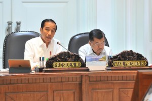 Presiden Jokowi didampingi Wapres Jusuf Kalla memimpin Rapat Terbatas tentang Pengembangan Destinasi Pariwisata Prioritas, di Kantor Presiden, Jakarta, Senin (15/7) sore. (Foto: JAY/Humas)