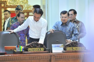 Presiden Jokowi didampingi Wakil Presiden dan Seskab bersiap memimpin Rapat Terbatas tentang Perkembangan Pembangunan PLTSa, di Kantor Presiden, Jakarta, Selasa (16/7) siang. (Foto: JAY/Humas)