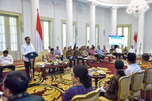 President Jokowi delivers remarks at a Plenary Cabinet Meeting, at the Bogor Presidential Palace, West Java, Monday (8/7). (Photo: Agung/PR)