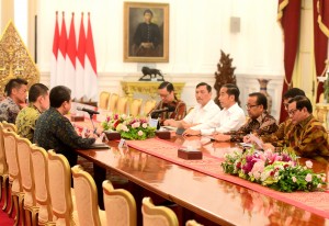 Presiden Jokowi didampingi sejumlah menteri menerima delegasi pimpinan SoftBank, Jepang, di Istana Merdeka, Jakarta, Senin (19/7) pagi. (Foto: Rahmat/Humas)