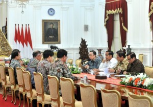 President Joko Jokowi Widodo met with a delegation from South Korean automotive company Hyundai Motors Group at the Merdeka Palace, Jakarta, Thursday (25/7). Photo by: JAY/PR.
