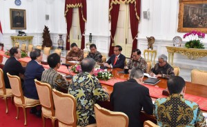 President Jokowi accompanied by Cabinet Secretary, Minister of Energy and Mineral Resources, and Head of the Indonesian Upstream Oil and Gas Regulatory Special Task Force (SKK Migas) receives Inpexs delegates at the Merdeka Palace, Tuesday (16/7). (Photo: Presidential Secretariat)