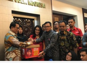 Kepala Staf Kepresidenan Moeldoko menerima Baiq Nuril yang datang bersama anggota DPR Rieke D. Pitaloka, di kantor KSP, Jakarta, Senin (15/7) pagi. (Foto: Humas KSP)