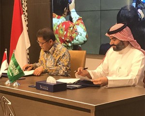 Minister of Communications and Informatics Rudiantara and Saudi Arabia's Minister of Communications and Information Technology Abdullah Al-Swaha sign an MoU, in Riyadh, Saudi Arabia, Thursday (4/7). (Photo by: Ministry of Communications and Informatics PR)