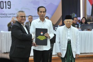 Chairman of the General Election Commission (KPU) Arief Budiman hands over the Decree of the General Election Commission on the Official Announcement of the Elected Presidential and Vice-Presidential Candidates in the 2019 General Election to the elected candidates Joko Widodo and Ma'ruf Amin at the KPU Office, Jakarta, Sunday (30/6). Photo by: Jay/PR. 