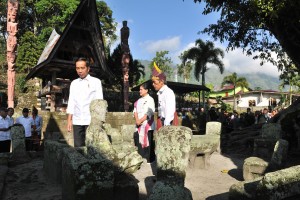 President Jokowi accompanied by First Lady Ibu Iriana visits Huta Siallagan Village, Samosir Regency, Wednesday (31/7). (Photo by: Jay/ PR) 