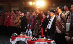 Presiden Jokowi mengenakan busana adat Bali saat menghadiri Kongres V PDI Perjuangan, di Sanur, Bali, Kamis (8/8) siang. (Foto: Fitri/Humas)
