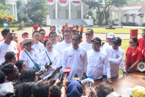 Presiden Jokowi menjawab wartawan di sela-sela mengikuti Gathering Keluarga Kabinet Kerja “Solidaritas Tanpa Batas”, di Istana Kepresidenan Bogor, Jawa Barat, Minggu (4/8) pagi. (Foto: AGUNG/Humas)