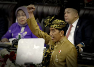Presiden saat menyampaikan pidato dengan mengenakan baju adat di Gedung DPR/MPR/DPD, Jakarta, Jumat (16/8). (foto: Humas/Oji)